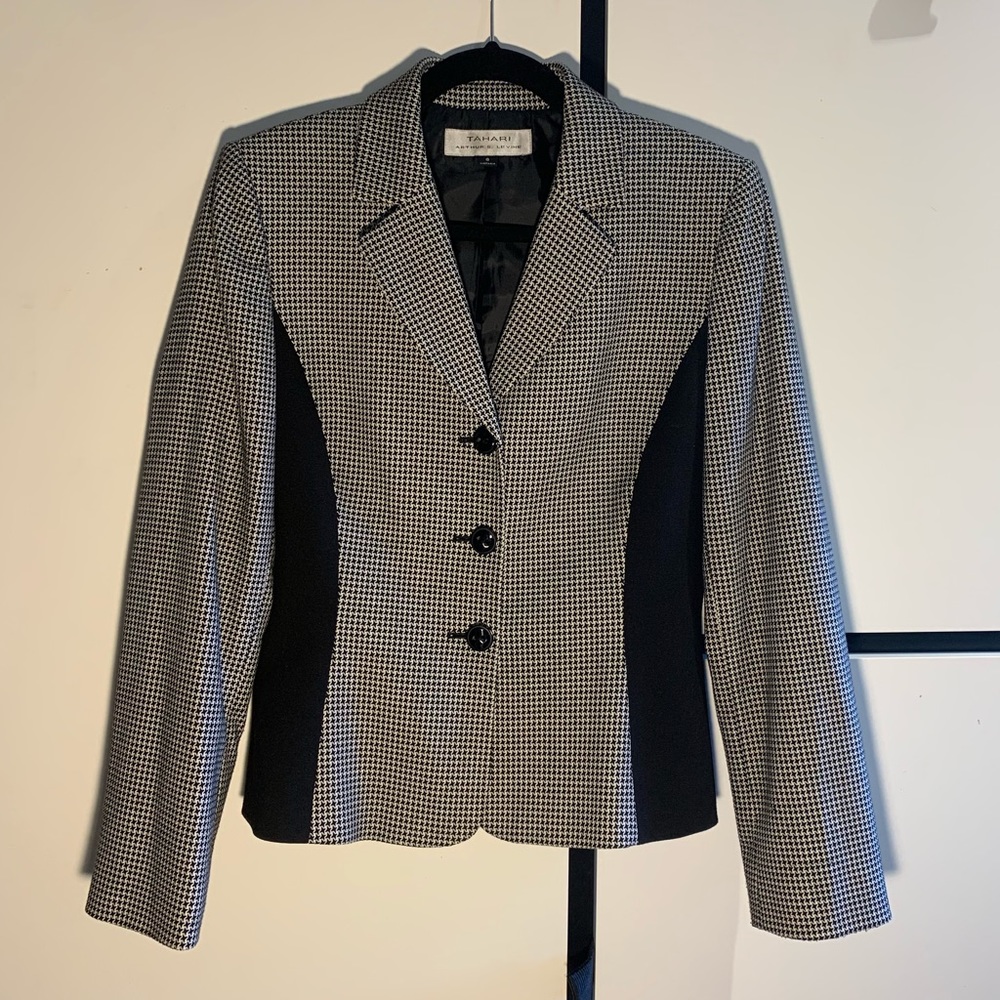 Tahari Arthur S. Levine patterned women’s blazer